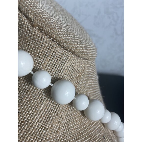White Beaded Necklace With Alternating Graduated Beads & Screw Clasp - Picture 2 of 3